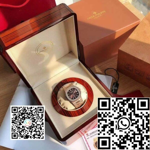 Patek Philippe Nautilus 5711/1R-001 - Quadrante rosso chiaro incartato in oro rosa 18 ct.