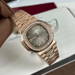 パテック・フィリップ ノーチラス 5711/1R-001 -18Kローズゴールドとダイヤモンドのラッピング（3K工場製