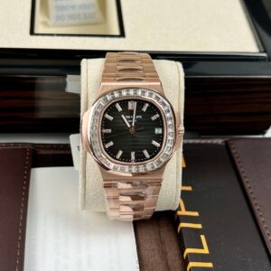 パテック・フィリップ ノーチラス 5711/1R-001 -18Kローズゴールドとモアッサナイトのバゲットラップ