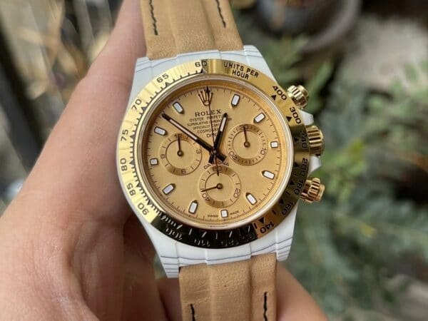 z5395505348545 d1a28f6ef9b086b198ee955ccab63024 【4130 Movement DIW Modified Version】Rolex Cosmograph Daytona sorozat sárga számlapos szénszálas tokja