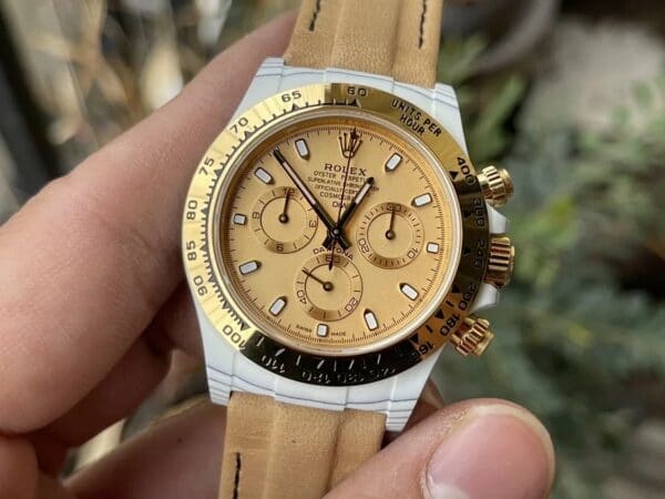 z5395505430998 5a17d5f374a7af966a09ad7b3c1b5660 【4130 Movement DIW Modified Version】Rolex Cosmograph Daytona sorozat sárga számlap szénszálas tokban
